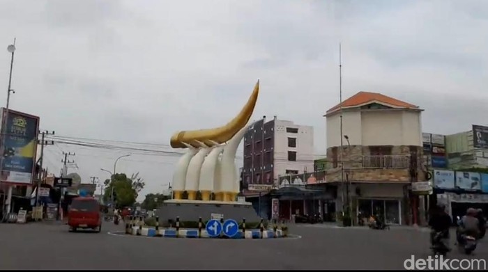 Tugu Kartonyono Ngawi Upaya untuk mempopulerkan simpang empat Kartonyono sudah dilakukan Pemkab Ngawi sebelum lagu Denny Caknan meledak. Salah satunya dengan membangun Tugu Kartonyono atau Tugu Gading Gajah.