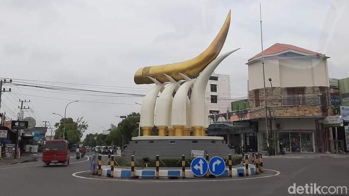 Tugu Kartonyono Ngawi Upaya untuk mempopulerkan simpang empat Kartonyono sudah dilakukan Pemkab Ngawi sebelum lagu Denny Caknan meledak. Salah satunya dengan membangun Tugu Kartonyono atau Tugu Gading Gajah.
