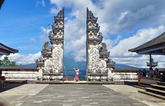 Turis berfoto di Candi Bentar Pura Penataran Agung Lempuyang, Karangasem, Bali, Selasa (10/1/2023).