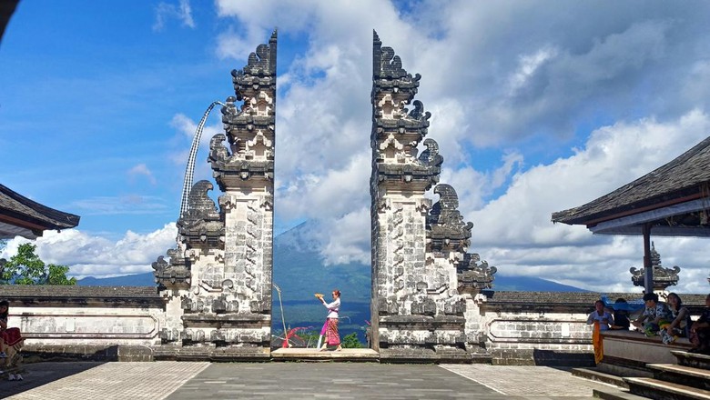 Turis berfoto di Candi Bentar Pura Penataran Agung Lempuyang, Karangasem, Bali, Selasa (10/1/2023).