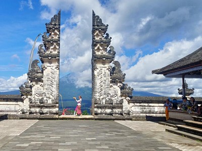 Bule di Bali Berulah Lagi, Kini Tak Mau Bayar Tiket Masuk Pura