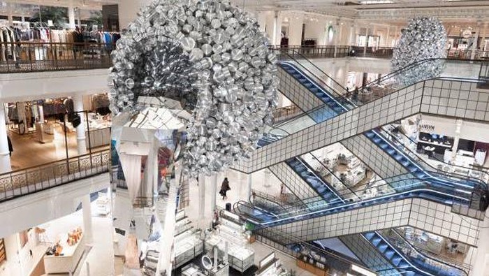 Unik Banget! Seniman Ini Bikin Gubuk dari Panci Masak Indian artist Subodh Gupta poses in one of his installations, a hanging hut made with cooking pots collected from markets during his exhibition entitled