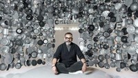 Karya instalasi ini dibuat oleh seniman India Subodh Gupta.   