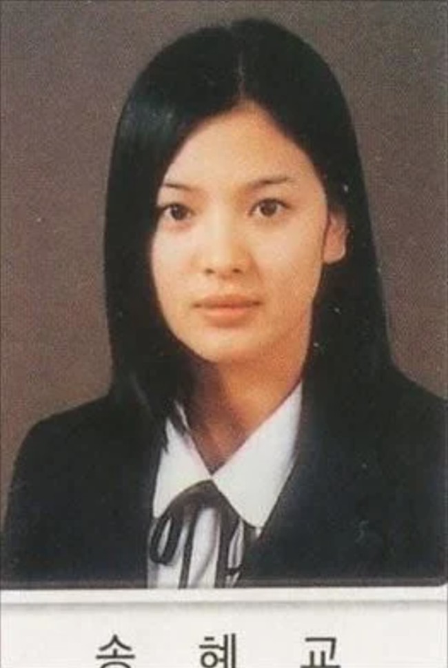 “Dia terlihat cantik seumur hidupnya,” “Dengan wajah cantik itu, bahkan namanya Song Hye Kyo, namanya sangat sempurna,” “Dia terlahir untuk menjadi seorang artis,” komentar sejumlah netizen Korea. Foto: dok. theqoo