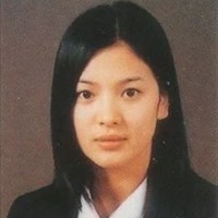 “Dia terlihat cantik seumur hidupnya,” “Dengan wajah cantik itu, bahkan namanya Song Hye Kyo, namanya sangat sempurna,” “Dia terlahir untuk menjadi seorang artis,” komentar sejumlah netizen Korea. Foto: dok. theqoo