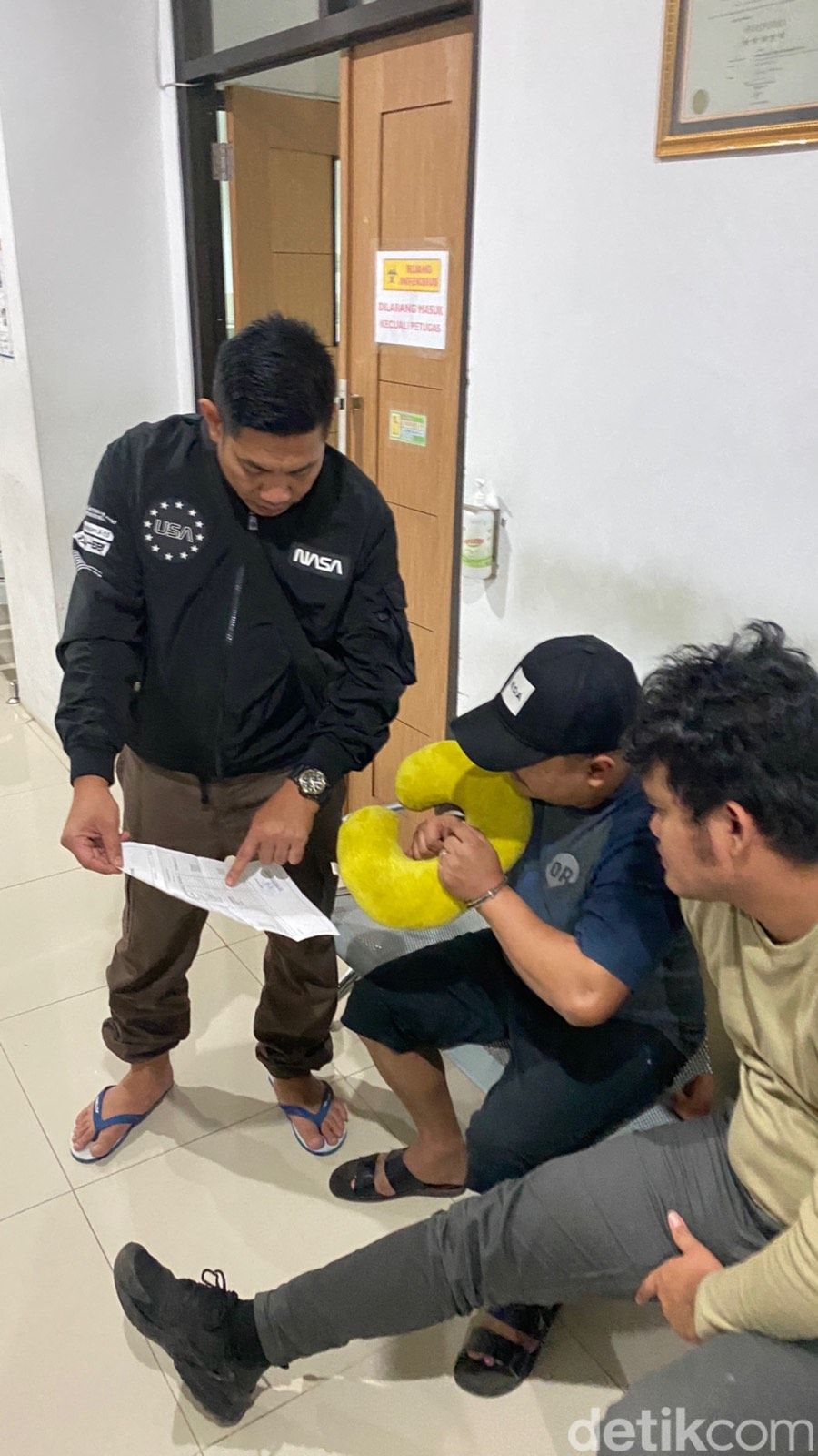 Wakil Ketua DPRD Solok, LE (diborgol) saat diamankan polisi. (Foto: Istimewa)