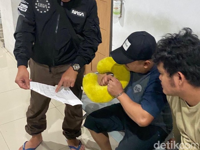 Wakil Ketua DPRD Solok, LE (diborgol) saat diamankan polisi. (Foto: Istimewa)