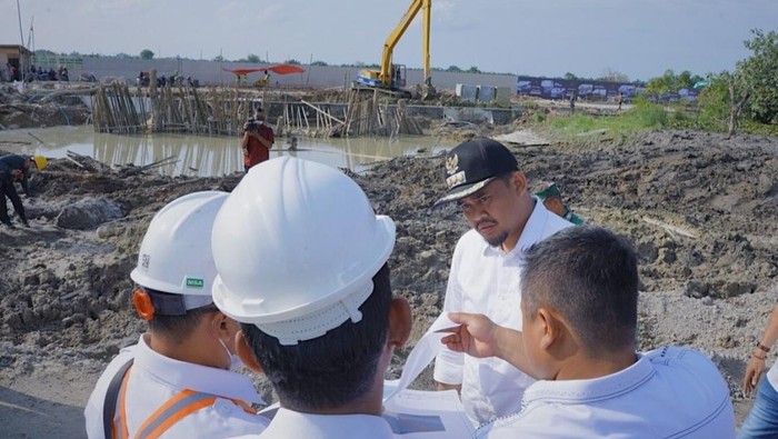 Wali Kota Medan Bobby Nasution saat meninjau pembangunan Islamic Center (Foto: instagram @bobbynst)