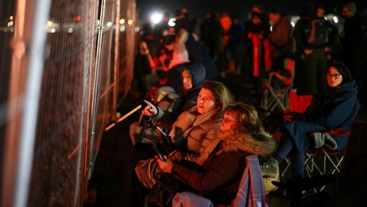 Warga Inggris Berbondong Nonton Peluncuran Satelit Pertama People watch Britains first satellite launch on a screen, at Cornwall Airport Newquay, in Cornwall, Britain January 9, 2023. REUTERS/Henry Nicholls