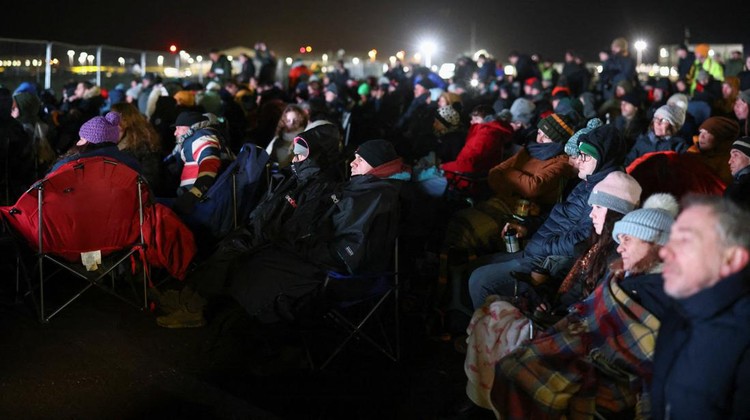 Warga Inggris Berbondong Nonton Peluncuran Satelit Pertama People watch Britains first satellite launch on a screen, at Cornwall Airport Newquay, in Cornwall, Britain January 9, 2023. REUTERS/Henry Nicholls