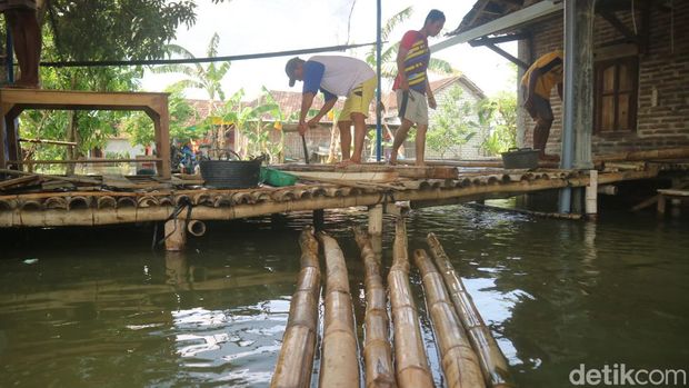 Warga terdampak banjir di Desa Tondomulyo, Kecamatan Jakenan, Kabupaten Pati, membuat ranggon, Selasa (10/1/2023).