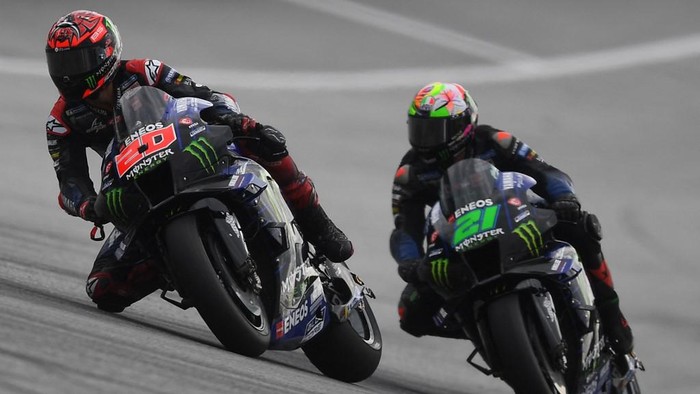 Monster Energy Yamahas French rider Fabio Quartararo (L) and Monster Energy Yamahas Italian rider Franco Morbidelli ride during the third free practice session of the MotoGP Austrian Grand Prix at the Redbull Ring racetrack in Spielberg on August 20, 2022. (Photo by VLADIMIR SIMICEK / AFP)