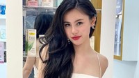 Sebenarnya aku sudah jadi model di Indonesia tapi aku sebenarnya Supermodel International itu lebih ke pageant jadi dia semi pageant tapi tetap modelling. Aku kepilih mewakili Indonesia. Persiapan 8 hari terus berangkat ke Thailand. Menang satu selempang. Seru di Thailand, cerita Zoe Levana. (Foto: dok Instagram)