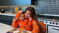Stormi, anak Kylie Jenner juga tak kalah terkenal. Ia sering diajak sang ibu berkreasi di dapur seperti ketika membuat cookies Halloween. Foto: YouTube Kylie Jenner