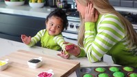 Momen lucu lainnya adalah ketika Stormi diajak bikin cupcake oleh Kylie. Mereka membuat cupcake hijau dan sama-sama mengenakan baju hijau. Foto: YouTube Kylie Jenner 