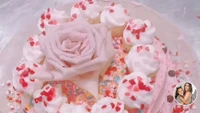 Hari Valentine tak dilewatkan North begitu saja. Ia membuat funfetti cake warna pink dengan hiasan mawar cantik di tengahnya. Kreatif ya?