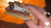 Penelope tak mau kalah. Ia membuat Smores langsung di api yang menyala pada November 2021.