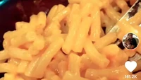 Bikin ngiler! Ini mac and cheese buatan Penelope yang ia buat pada November 2021. Videonya dilengkapi lagu All I Want for Christmas Is You oleh Mariah Carey.