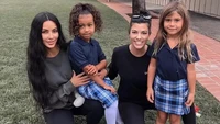 Ini potret Kim Kardashian (kiri) bersama North dan Kourtney Kardashian (kanan) bersama Penelope. Saat ini dua anak perempuan tersebut sudah semakin tinggi dan besar.