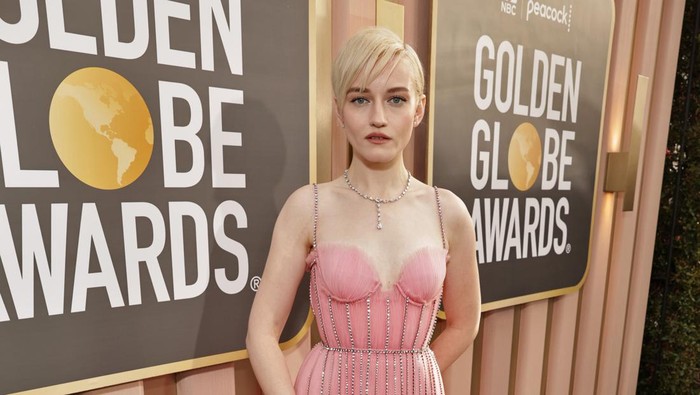 BEVERLY HILLS, CALIFORNIA - JANUARY 10: 80th Annual GOLDEN GLOBE AWARDS -- Pictured: Julia Garner arrives at the 80th Annual Golden Globe Awards held at the Beverly Hilton Hotel on January 10, 2023 in Beverly Hills, California. --  (Photo by Todd Williamson/NBC/NBC via Getty Images)