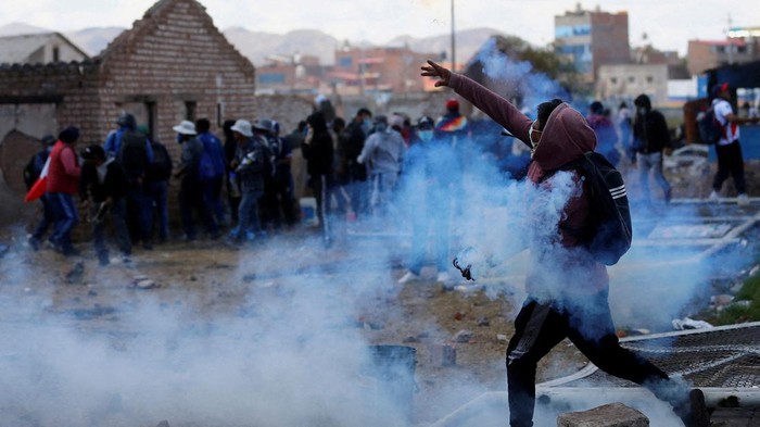 Demonstrators clash with security forces during a protest demanding early elections and the release of jailed former President Pedro Castillo, near the Juliaca airport, in Juliaca, Peru January 9, 2023. REUTERS/Hugo Courotto NO RESALES. NO ARCHIVES