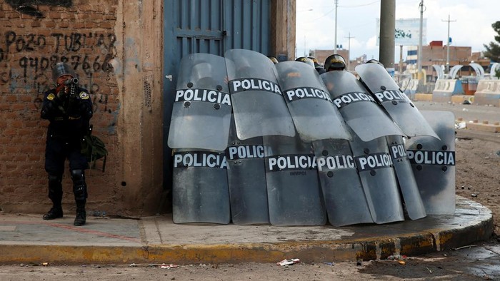 17 Orang Tewas dalam Demo Berdarah di Bandara Peru Demonstrators clash with security forces during a protest demanding early elections and the release of jailed former President Pedro Castillo, near the Juliaca airport, in Juliaca, Peru January 9, 2023. REUTERS/Hugo Courotto NO RESALES. NO ARCHIVES