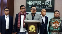 Konferensi pers itu dihadiri oleh sejumlah pimpinan fraksi yang ada di parlemen yakni Golkar, Gerindra, NasDem, PKB, Demokrat, PKS, PAN dan PPP.