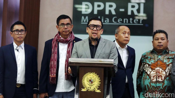 Ketua Komisi II DPR RI Ahmad Doli Kurnia (tengah) bersama perwakilan delapan Fraksi Partai politik DPR RI kembali menegaskan sikap bersama menolak sistem pemilu proporsional tertutup di gedung Parlemen, Jakarta, Rabu (11/1/23). Delapan Fraksi Parpol DPR RI kecuali PDIP, mendesak Mahkamah Konstitusi (MK) menolak gugatan Undang-undang Pemilu No 7/2017 Tentang Pemilu dengan nomor perkara 114/PUU-XX/2022.