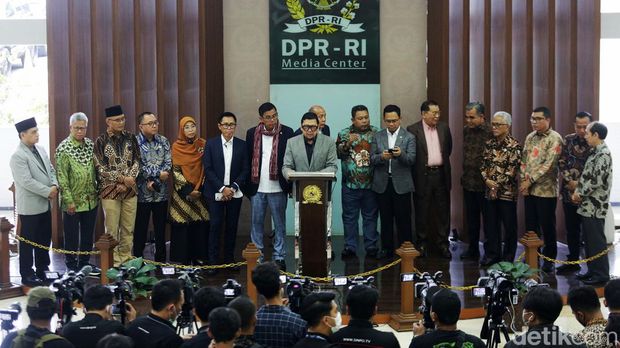 Ketua Komisi II DPR RI Ahmad Doli Kurnia (tengah) bersama perwakilan delapan Fraksi Partai politik DPR RI kembali menegaskan sikap bersama menolak sistem pemilu proporsional tertutup di gedung Parlemen, Jakarta, Rabu (11/1/23). Delapan Fraksi Parpol DPR RI kecuali PDIP, mendesak Mahkamah Konstitusi (MK) menolak gugatan Undang-undang Pemilu No 7/2017 Tentang Pemilu dengan nomor perkara 114/PUU-XX/2022.