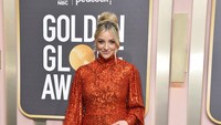 abby Elliot yang tengah hamil memilih tampil dalam balutan dress merah. Invision/Jordan Strauss