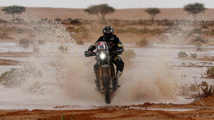Aksi Menantang Reli Dakar 2023, Balap Motor Terberat di Dunia Kompetisi Reli Dakar untuk musim 2023 memiliki waktu balapan yang lebih lama, rute yang lebih panjang, dan trek yang lebih berat. Dakar 2023 memiliki 14 rute tahapan yang melelahkan.