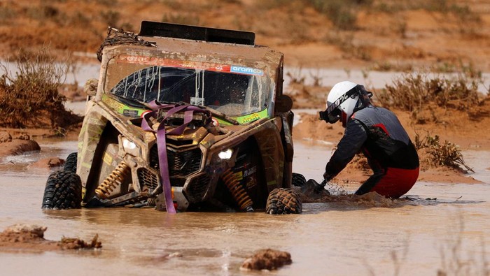 Aksi Menantang Reli Dakar 2023, Balap Motor Terberat di Dunia Kompetisi Reli Dakar untuk musim 2023 memiliki waktu balapan yang lebih lama, rute yang lebih panjang, dan trek yang lebih berat. Dakar 2023 memiliki 14 rute tahapan yang melelahkan.
