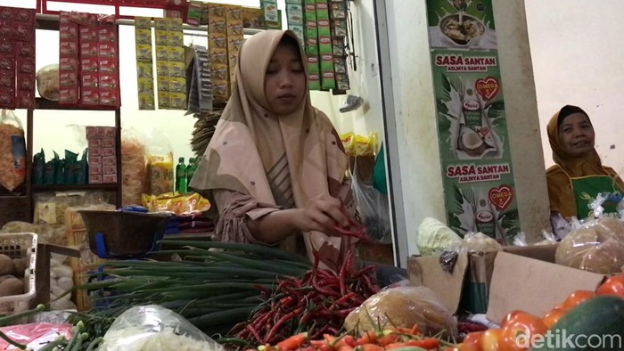 Aktivitas pedagang cabai di Pasar Bendungan, Wates, Kulon Progo, Rabu (11/1/2023).