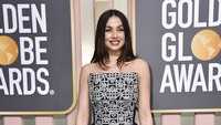 Ana tampil menawan dengan strapless dress berwarna hitam panjang dari Louis Vuitton. Invision/Jordan Strauss