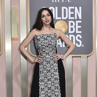 Aktris Ana de Armas sukses menebar pesonanya dalam balutan gaun Louis Vuitton di Golden Globe Awards ke-80 yang berlangsung di Hilton Beverly Hotel, Los Angeles, AS, pada Selasa (10/1/2023) malam atau Rabu pagi WIB. Gaun hitam yang membungkus tubuh pemeran Marilyn Monroe di film Netflix Blonde ini hadir dengan panel penuh embellishment yang berkilauan. (Foto: Invision/Jordan Strauss)