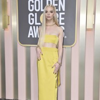 Sebagai brand ambassador Dior, Anya-Taylor tentu muncul dalam balutan gaun dari rumah mode Prancis tersebut. Kali ini, pilihannya jatuh pada two-piece dress berdesain minimalis yang menonjolkan keeleganannya. Daya tarik lain adalah warna kuningnya yang cerah. (Foto: Invision/Jordan Strauss)