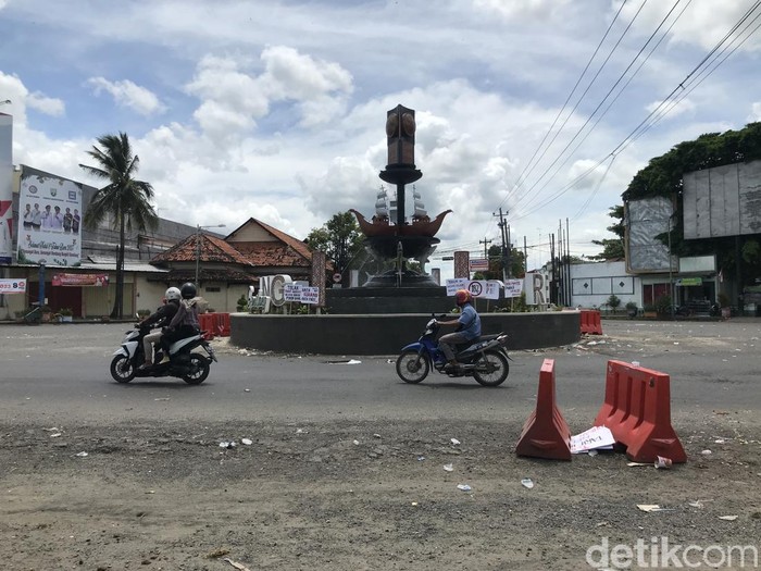 Arus lalu lintas di Jalur Pantura di Tugu Adipura Rembang sudah normal lagi setelah massa demo nelayan membubarkan diri, Rabu (11/1/2023) siang.
