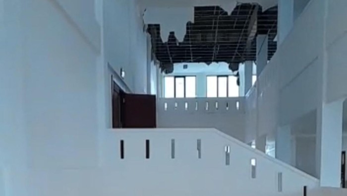 Atap gedung DPRD Kepri ambruk (Foto: Istimewa)