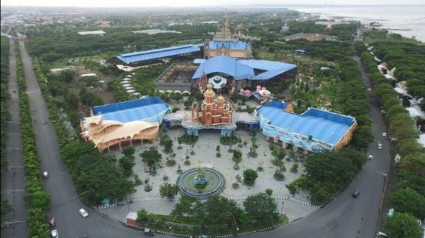 Atlantis Land berada di Jalan Sukolilo Nomor 100. Harga tiket masuk water park ini sebesar Rp 100.000.