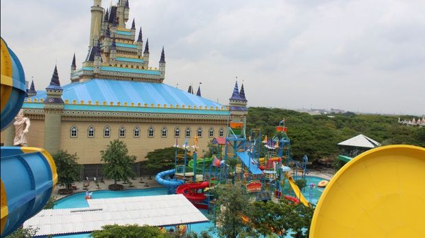Atlantis Land berada di Jalan Sukolilo Nomor 100. Harga tiket masuk water park ini sebesar Rp 100.000.