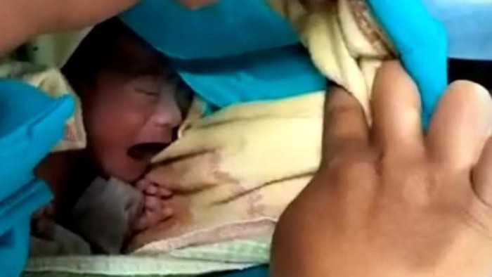 Bayi di dalam tas biru berisi uang Rp 25 ribu yang ditemukan di Pulau Poteran, Sumenep