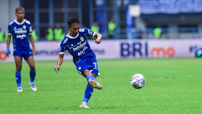 Beckham Putra gaga mengeksekusi penalti ke gawang Persija.