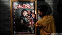 Ornamen tersebut berupa poster dinding yang menggambarkan kisah pahlawan China.