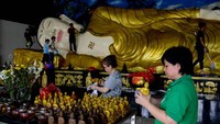 Sejumlah warga membersihkan patung Buddha di Vihara Buddha Dharma di Bogor, Jawa Barat, Minggu (8/1/2023).