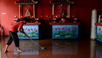 Tak hanya patung, Vihara ini juga dibersihkan oleh warga.  