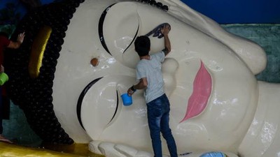 Bersih-bersih Patung Buddha dan Vihara Jelang Tahun Baru Imlek