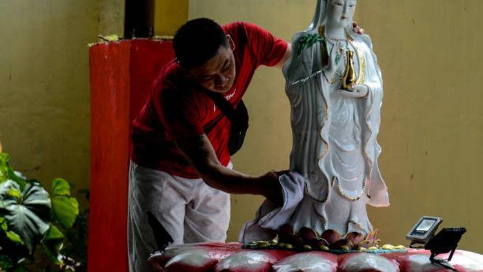 Menjelang perayaan tahun baru Imlek, umat Buddha membersihkan patung Buddha di sebuah vihara di Bogor. Nih fotonya.