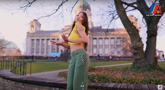 Crop top yang dikenakan Bunda Corla itu membuat perut ratanya jelas terlihat. Penampilan Bunda Corla pun banjir pujian netizen. Tak sedikit yang kagum melihat Bunda Corla yang masih bisa menjaga bentuk tubuh rampingnya. Foto: YouTube/Sani Music Indonesia