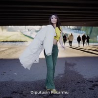 Penampilan Bunda Corla tampak paling nyentrik dan berbeda dari orang-orang yang berlalu lalang di jalanan kota Jerman. Meski sudah berusia 48 tahun namun penampilannya masih terlihat seperti ABG bukan? Foto: YouTube/Sani Music Indonesia