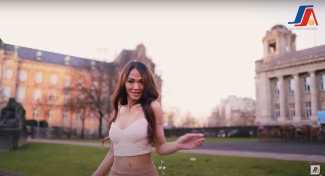 Di video klip tersebut Bunda Corla mengenakan 2 busana berbeda. Tak kalah seksi dan menawan, Bunda Corla juga terlihat tampil mengenakan outfit bernuansa coklat. Ia kembali memadukan atasan crop top bertali warna cream dengan celana panjang coklat. Foto: YouTube/Sani Music Indonesia